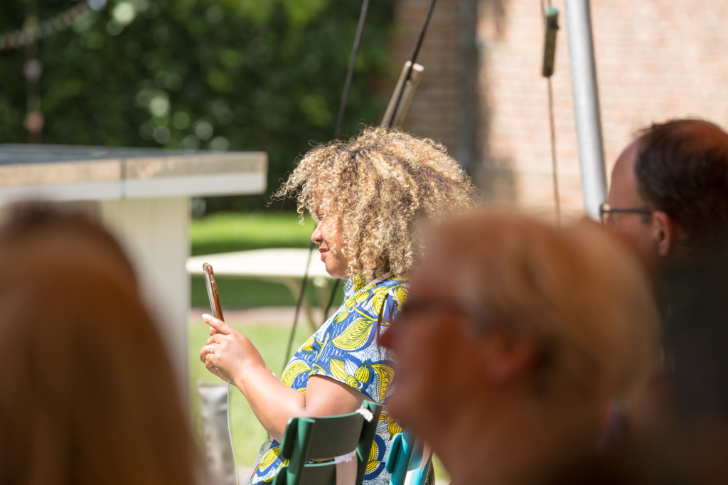 Foto van Natalja Macnack, projectleider, die een foto maakt.